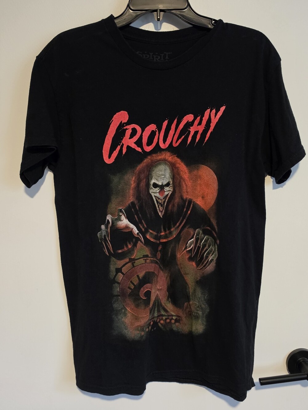 Spirit Halloween crouchy clown graphic tee sz M